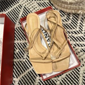 Strappy nude low Carrano heel